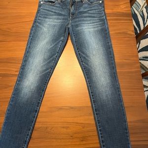 Lucky Jeans Sz 4 27 midrise, skinny Ava, excellent preowned condition!